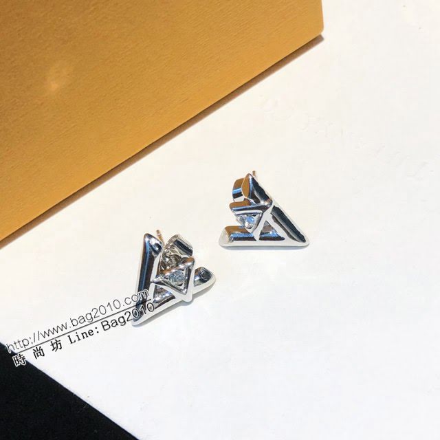 Louis Vuitton新款飾品 路易威登經典字母v鑽石耳釘 LV簡約字母耳環  zglv2150
